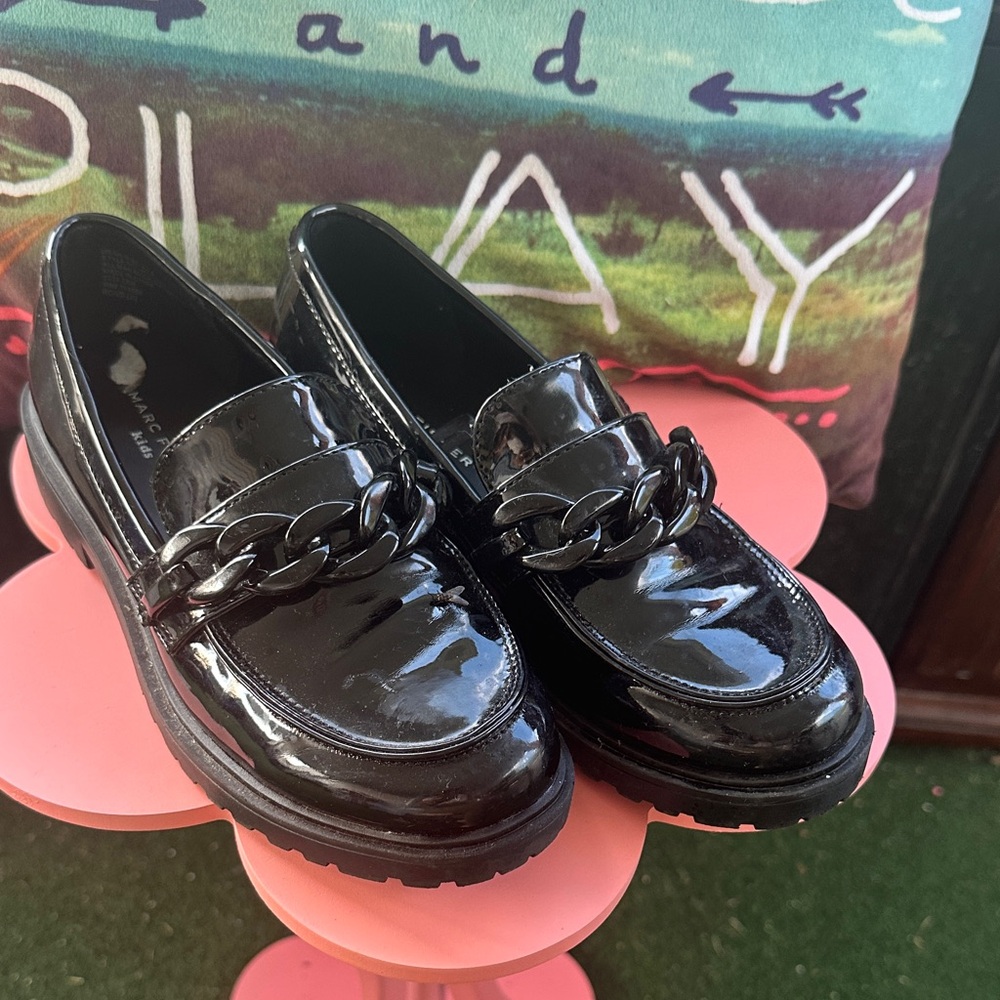 Marc Fisher Shiny Black Kids Dress Shoes with Chain Accent size 3